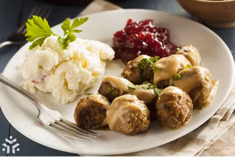 Thịt viên sốt kem ăn kèm với khoai nghiền và dưa chua là món ăn nổi tiếng tại Thụy Điển được giới hoàng gia ưa thích. Ảnh: Báo Mới.