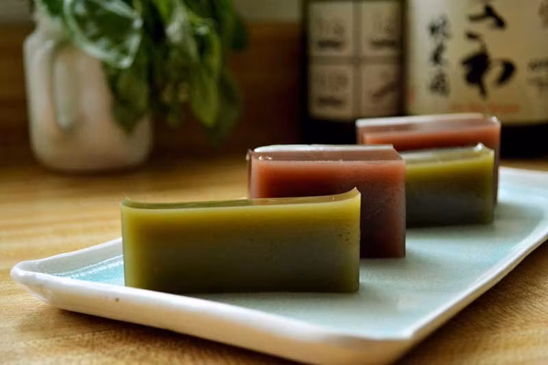 Hoàng gia Nhật Bản: Yakan món thạch làm từ đậu đỏ, hạt dẻ và bột trà xanh… bất kể du khách nào khi tới Nhật Bản sẽ không thể bỏ qua món thạch tráng miệng này của hoàng gia Nhật Bản vì nó thật sự rất ngon. 