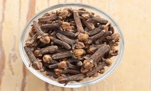 Cuối cùng dùng dầu đinh hương massege đầu cổ, vai gáy và thái dương để giảm đau tự nhiên nhanh chóng. Nguồn ảnh: Boldsky.