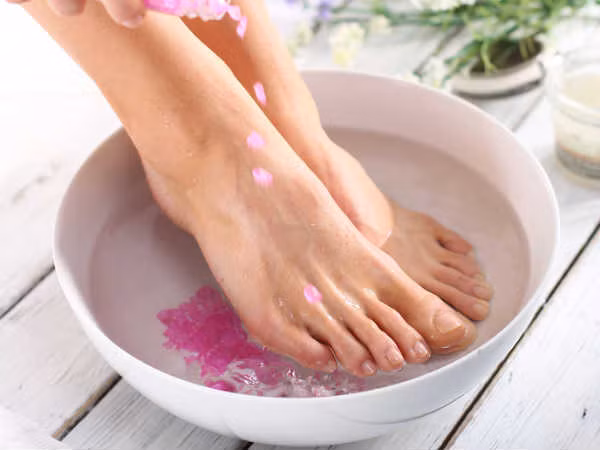 Khi bị đau đầu hãy lấy một chậu nước ấm cho thêm chút bột mù tạt hoặc bột quế vào đó khuấy đều rồi ngâm chân từ 5-10 phút.