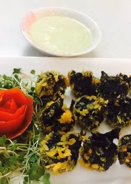 Món chả cá trích cuộn rong biển chiên chấm tương ớt là ngon và hợp vị nhất. Ảnh: Toinayangi.