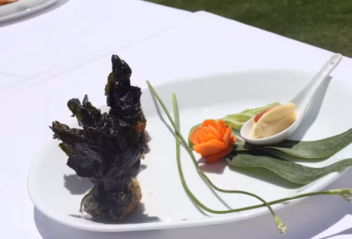 Chả cả trích rong biển chiên cũng là một món ngon bạn không nên bỏ lỡ. Để làm chả cá trích chiên cần phải lựa cá trích tươi rói làm sạch, xay nhuyễn cá với chút bột chiên giòn, hành tây, trứng gà, và các loại hạt nêm gia vị. Bước cuối cùng lấy lá rong biển khô cuộn với từng viên chả cá và chiên giòn là có thể thưởng thức. Ảnh: Zing