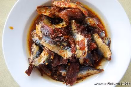 Cá trích kho mục xương với nước cốt dừa tỏi ớt. Món ăn này đặc biệt phù hợp để ăn với cơm trắng nóng hổi. Ảnh: Metin.