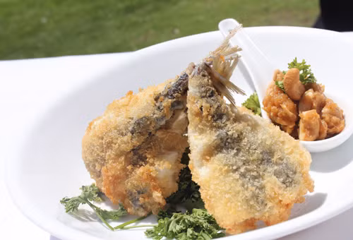 Món ăn này chế biến cực kỳ đơn giản. Bạn chỉ cần làm sạch cá trích, ướp cá với hành khô và gia vị cho ngấm, rồi đổ bột chiên giòn vào lắc đều, sau đó cho vào chảo chiên ngập dầu là đã có món ăn tuyệt vời. Ảnh: Zing