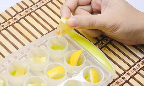 Chanh được cho là nguyên liệu kỳ diệu với những người thường xuyên bị đổ mồ hôi quá nhiều. Nó là một chất khử mùi tự nhiên bằng cách giết chết những vi khuẩn gây mùi trên cơ thể và giúp bạn có mùi chanh thơm mát. Nguồn ảnh: Boldsky