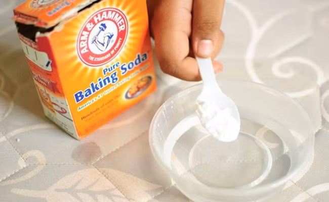 Banking soda cũng giúp chống lại tình trạng đổ mồ hôi khiến cơ thể bốc mùi bằng cách kiểm soát những vi khuẩn gây mùi hôi trên cơ thể. Nguồn ảnh: Boldsky