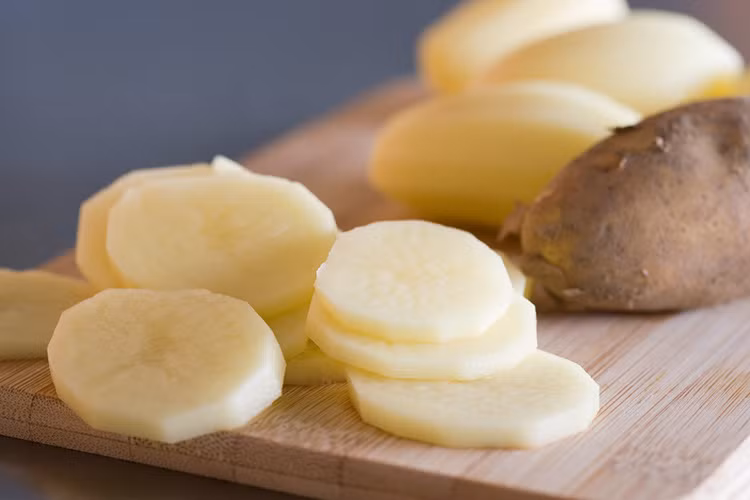 Không chỉ là loại thực phẩm tuyệt vời, khoai tây còn là một thực phẩm thiên nhiên có thể chống mồ hôi và các tác nhân gây mùi hôi rất tốt. Nguồn ảnh: Boldsky