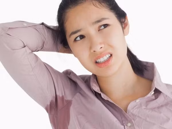 Có nhiều cách để kiểm soát lượng mồ hôi và mùi hôi của cơ thể. Bạn có thể sử dụng các loại chất khử mùi hóa học, nhưng cũng có thể áp dụng phương pháp điều trị hoàn toàn tự nhiên dưới đây giúp giảm lượng mồ hôi không mong muốn và mùi hôi khó chịu trên người. Nguồn ảnh: MD.