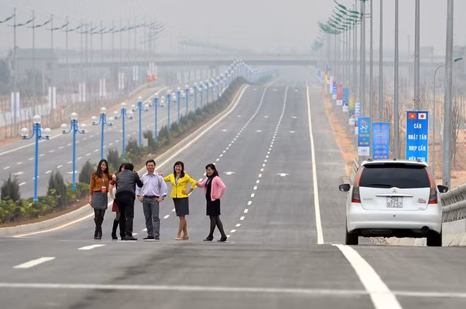 Còn tại cao tốc Nội Bài - Nhật Tân, một số nhân viên công sở sau khi dự lễ khánh thành cũng tạo dáng giữa đường.