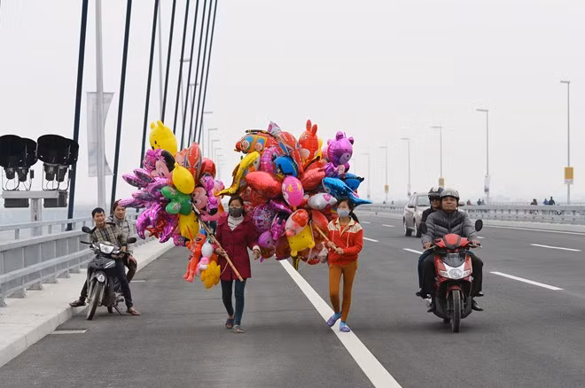 Lực lượng bán rong bóng bay lên cầu chào mời khách hàng như ngày Tết.