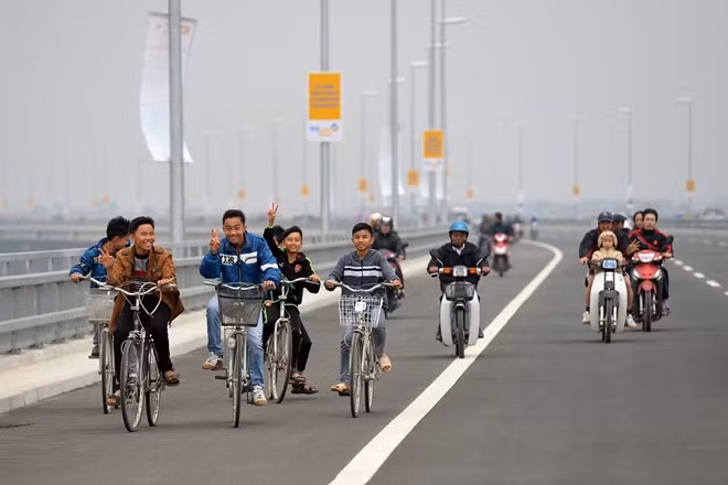 Trẻ em đạp xe dàn hàng ngang đùa nghịch.