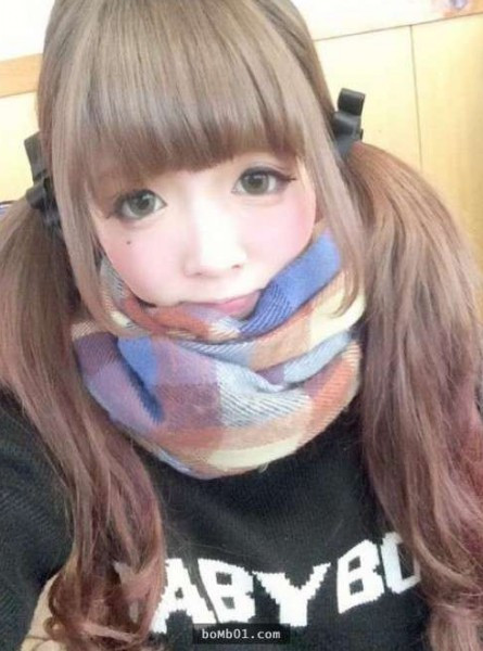  Theo mạng giải trí Lollipop của Singapore, mới đây một anh chàng người Nhật Bản đã lên mạng than vãn về việc bản thân đã bị sốc nặng khi phát hiện mặt mộc xấu xí của bạn gái. 