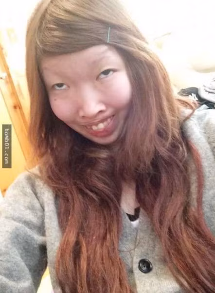  Quá sốc trước nhan sắc thật của bạn gái, chàng trai đã chia sẻ những hình ảnh không trang điểm, cố ý để mặt mộc của cô bạn gái lên mạng.