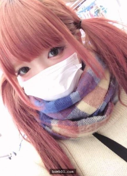 Cô gái có đôi mắt to, khuôn mặt hồng hào cùng mái tóc màu ấn tượng.