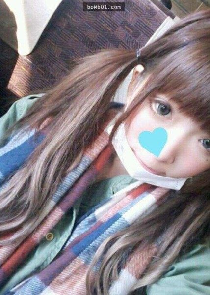 Cô gái trẻ luôn trang điểm cẩn thận mỗi khi ra ngoài và đặc biệt luôn khiến nhiều chàng trai thích mắt với những bức ảnh "tự sướng" cực kỳ long lanh. 