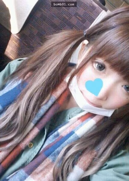 Cô gái trẻ luôn trang điểm cẩn thận mỗi khi ra ngoài và đặc biệt luôn khiến nhiều chàng trai thích mắt với những bức ảnh "tự sướng" cực kỳ long lanh. 