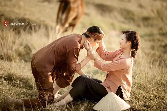 Cặp đôi đã có 5 năm yêu nhau. Bộ ảnh cưới Chí Phèo - Thị Nở của họ được thực hiện ở triền đê gần làng Bát Tràng, Gia Lâm, Hà Nội với khung cảnh giản dị, bình yên.