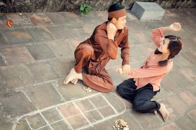 Đôi trẻ đã lên ý tưởng cho bộ ảnh dựa trên tác phẩm Chí Phèo của nhà văn Nam Cao. Lấy mối tình Chí Phèo - Thị Nở và khung cảnh miền quê bắc bộ xưa để làm điểm nhấn. 