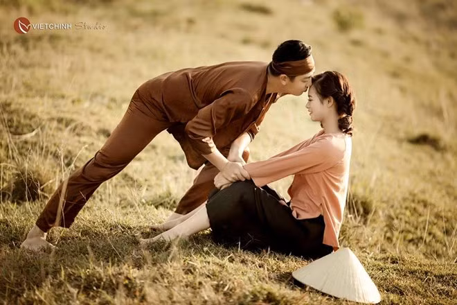  Điều thú vị nhất trong bộ ảnh cưới này là cặp đôi cô dâu - chú rể đều chọn mặc những trang phục đậm chất làng quê, áo nâu, quần lụa của những người nông dân làng quê Bắc Bộ.