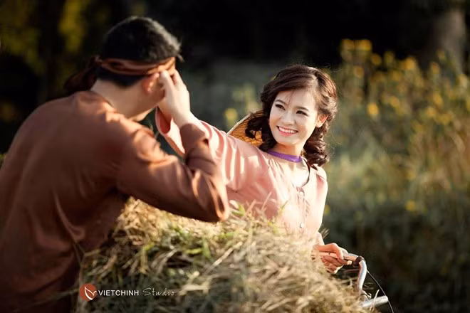 Phong trào chụp ảnh cưới độc lạ với nhiều bối cảnh độc lạ đang rất phổ biến trong giới trẻ. Cảm hứng để thực hiện các bộ ảnh cưới có thể lấy ở nhiều nơi khác nhau và đa số bạn trẻ đang lựa chọn những gì gần gũi với mình nhất, những gì đã tạo nên dấu ấn trong cuộc đời họ để đưa lên ảnh. 