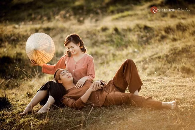 Trong khung cảnh yên bình, cặp đôi trao yêu thương với những hành động, cử chỉ âu yếm nhẹ nhàng, đáng yêu. 