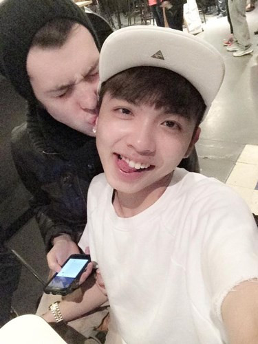 Nguyễn Tuấn Cường, sinh năm 1996 và Tyler Grasser, người Mỹ, sinh năm 1995 là cặp đôi đồng tính được rất nhiều bạn trẻ Việt quan tâm trong tuần qua. Cặp đôi này được gia đình, bạn bè ủng hộ việc có quan hê tình cảm nên không ngần ngại khoe những bức ảnh âu yếm, thân thiết, thể hiện tình cảm một cách rất tự nhiên lên mạng.