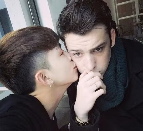 Sự tự nhiên này khiến nhiều bạn trẻ ngưỡng mộ vì được chứng kiến những người đồng tính dám vượt qua mọi rào cản và sống thật với con người và tình yêu của mình.