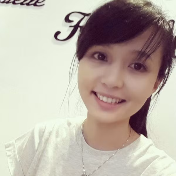 Huyền My sinh năm 1990, hiện đã tốt nghiệp đại học được 2 năm và có việc làm ổn định. 