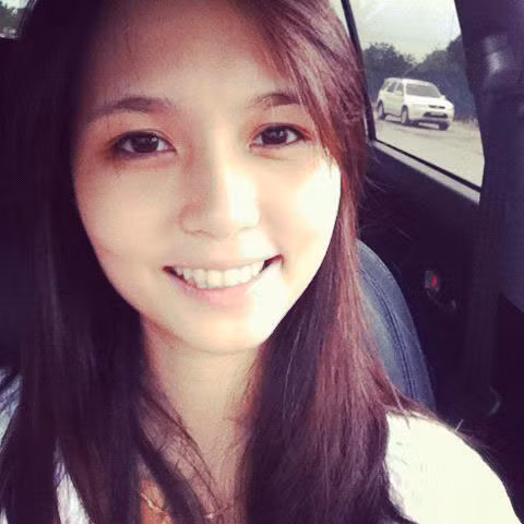 Cô nàng có ngoại hình xinh xắn và giản dị, thực sự khác biệt so với những cô bạn gái cũ có phong cách hơi xì teen trước đây của Văn Quyết. 