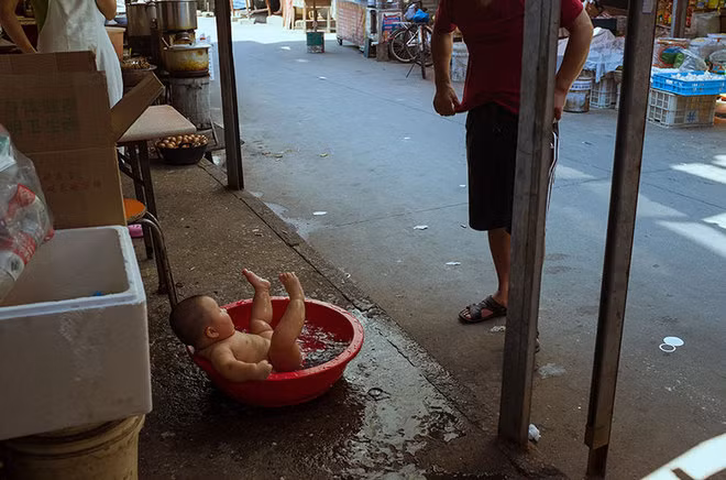 Nhiều người kinh ngạc khi một anh thợ đọc đồng hồ nước, tự học nhiếp ảnh qua sách báo, tivi lại có thể chụp được những bức ảnh tự nhiên, đơn giản nhưng vẫn giàu cảm xúc đến vậy. 