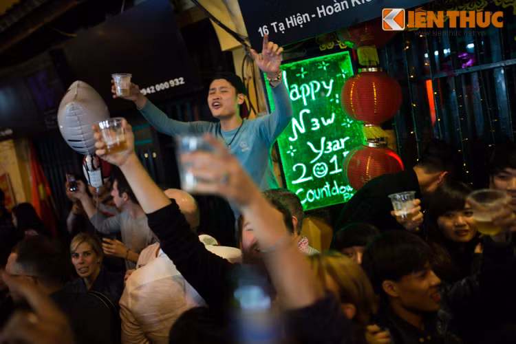 Trong đám đông vui vẻ luôn có những người "cầm trịch" họ dẫn dắt các cuộc vui và mong muốn tất cả mọi người đều hết mình.