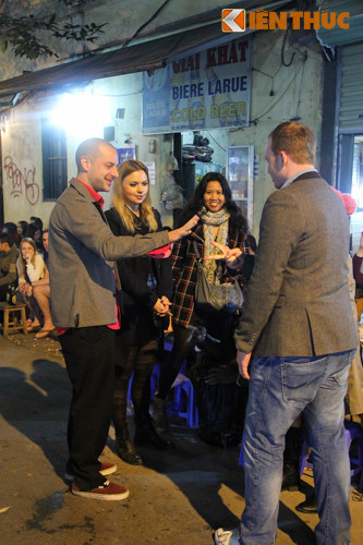 Để "giết thời gian", những vị khách nước ngoài có rất nhiều trò chơi thú vị.