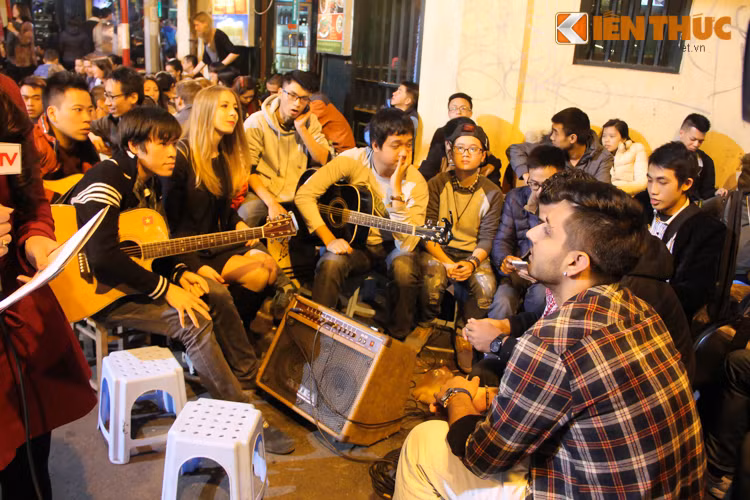 Trước đó, từ chập tối, các nhóm bạn trẻ cả Tây lẫn ta đã tập trung lại với nhau đàn hát, trò chuyện chờ khoảnh khắc giao thừa.