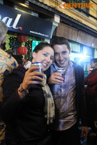 Rất nhiều cặp đôi người nước ngoài vui vẻ khi được phóng viên ghi hình.