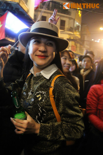 Trong đám đông đón năm mới trên phố Tạ Hiện có không ít những bóng hồng xinh đẹp, tạo màu sắc cho đêm mừng năm mới sôi động.