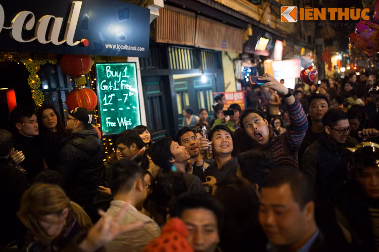 Trước cửa các quán bar, pub trên phố Tạ Hiện chật cứng người. Ai Ai cũng tỏ ra hoan hỉ, cùng nâng cốc, tươi cười và chụp ảnh bên nhau.