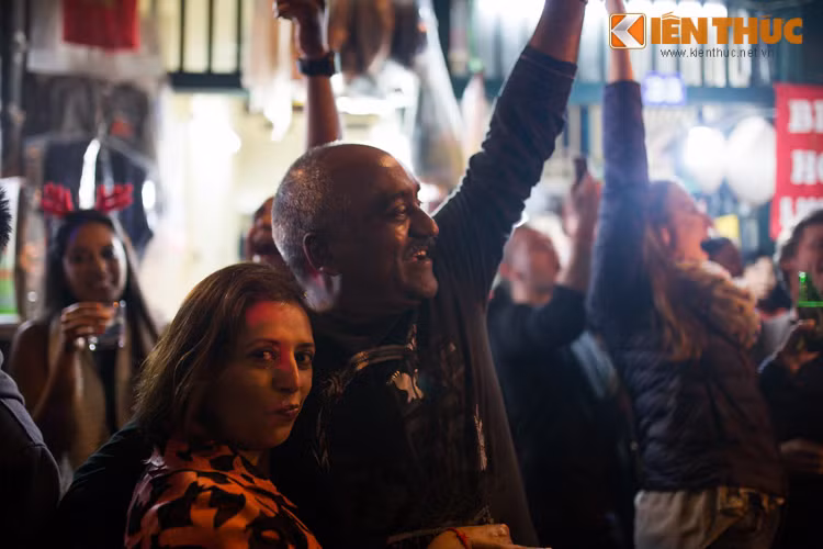 Họ ôm nhau và cũng không quên gửi lời chúc mừng năm mới tới những người dân bản địa.