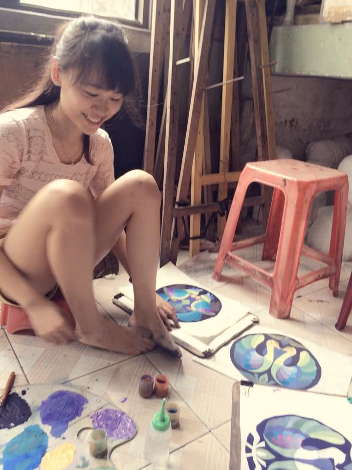 Đáng ngạc nhiên hơn nữa là bức tác phẩm được nhiều người cảm nhận, đánh giá là "nét bút thiên tài", hay là tranh của họa sĩ tài ba nào đó... lại được vẽ bởi cô gái trẻ mới bắt đầu vẽ được khoảng 9 tháng.