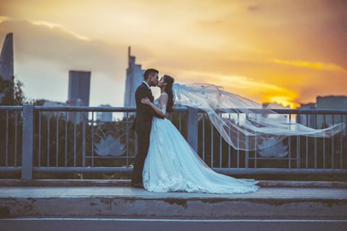 Tuần qua, b ức ảnh cưới Tâm Tít hiếm hoi được tiết lộ, lan truyền với tốc độ chóng mặt, kèm theo một vài hình ảnh hậu trường thú vị gây sốt cộng đồng mạng Việt. Được biết hot girl Tâm Tít và chú rể Ngọc Thành chỉ chụp ảnh cưới ở Hà Nội và TP HCM. Dù chỉ chọn chụp ở những địa điểm quen thuộc nhưng với hình ảnh mới được tiết lộ, có thể thấy ảnh cưới của cặp đôi đình đám này rất lãng mạn, được nhiều cư dân mạng khen ngợi là đẹp mắt và "ảo diệu".