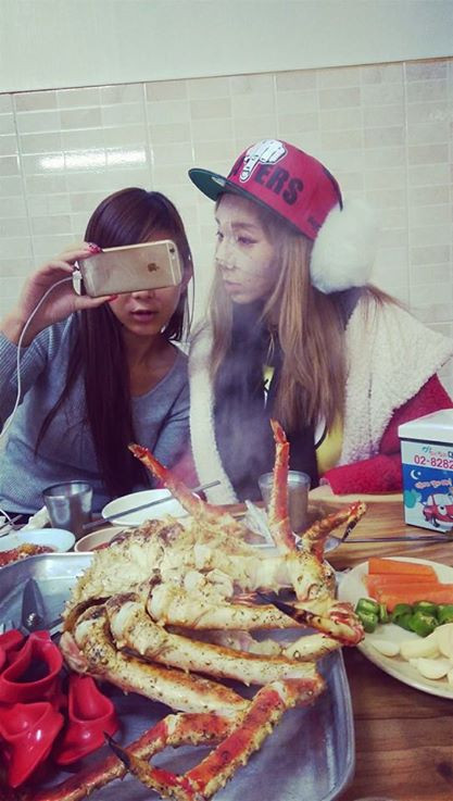 DJ Leng Yein cho biết cô có hợp tác, làm phát ngôn cho ba trung tâm thẩm mỹ tại Hàn Quốc nên đã không tốn một đồng nào để được chỉnh sửa nhan sắc.