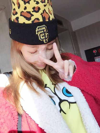  Với khuôn mặt bị băng bó chằng chịt, DJ Leng Yein khiến nhiều fan có cảm giác như mặt cô bị "cày" nát vì phẫu thuật thẩm mỹ quá nhiều lần. 