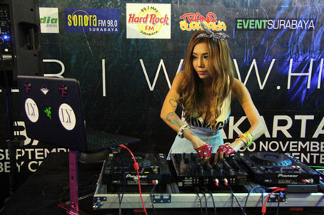 DJ Leng Yein (Lâm Vân - tiếng Hoa) là người đứng đầu trong danh sách 10 nữ DJ gợi cảm nhất châu Á của trang Edmdroid. Nữ DJ số một Malaysia từng gây tiếng vang lớn trong khu vực nhờ tài năng chơi nhạc cũng như hình tượng sexy này thường xuyên xuất hiện trên các tạp chí sắc đẹp. 