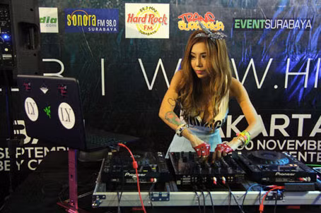 DJ Leng Yein (Lâm Vân - tiếng Hoa) là người đứng đầu trong danh sách 10 nữ DJ gợi cảm nhất châu Á của trang Edmdroid. Nữ DJ số một Malaysia từng gây tiếng vang lớn trong khu vực nhờ tài năng chơi nhạc cũng như hình tượng sexy này thường xuyên xuất hiện trên các tạp chí sắc đẹp. 