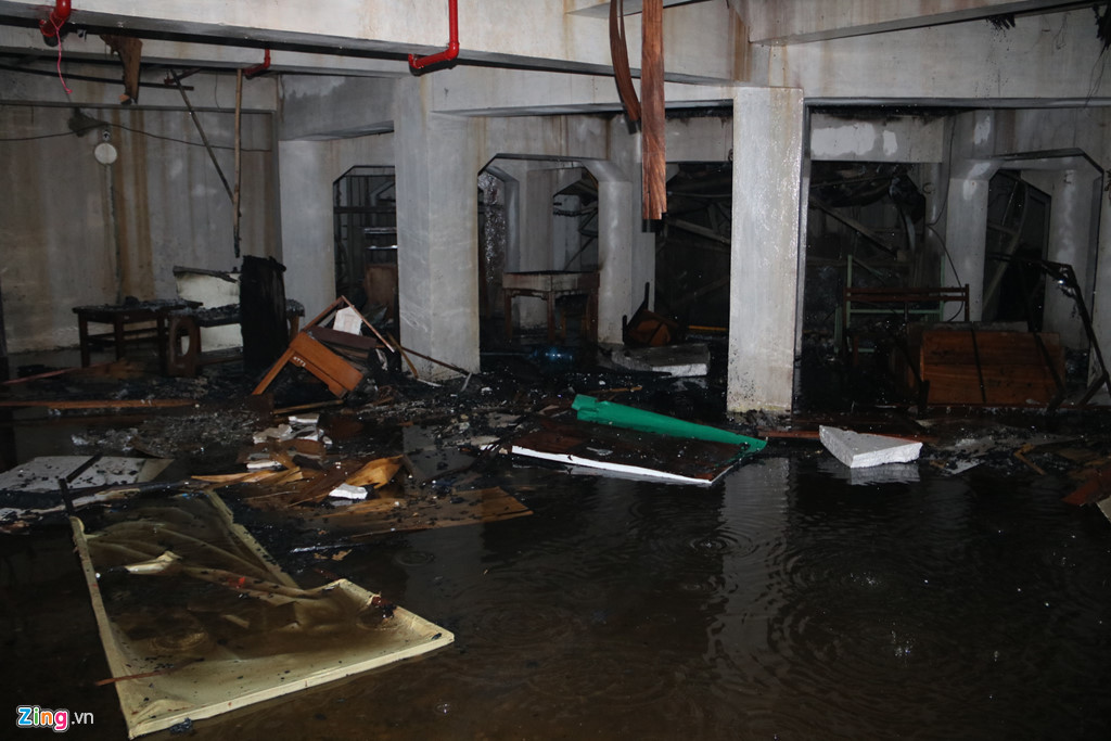 Trao đổi với Zing.vn, lãnh đạo phường Trần Hưng Đạo, cho biết sáng nay, một vài công nhân có mặt làm việc sớm chuẩn bị cho một sự kiện âm nhạc lớn thì xảy ra cháy. Nguyên nhân ban đầu xác định có thể do chập điện.