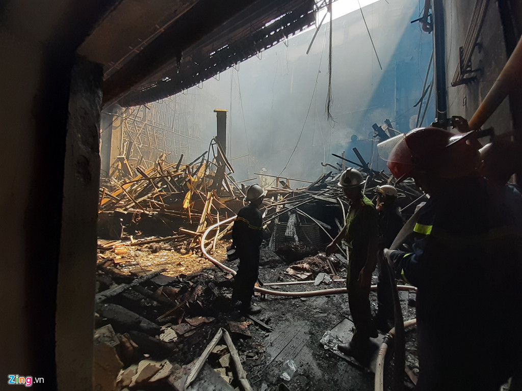 Phần mái vòm sân khấu chính đổ sập, nhiều thiết bị âm thanh bị thiêu rụi.