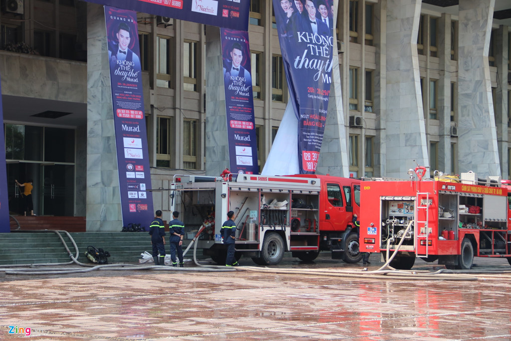 7 xe cứu hỏa cùng hàng chục chiến sĩ được điều động tới hiện trường khống chế đám cháy.