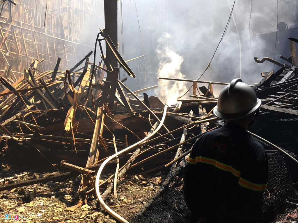 Lúc 10h, hiện trường vụ cháy vẫn đang bị phong toả. Lực lượng cảnh sát phòng cháy chữa cháy vẫn đang ở bên trong xử lý vụ cháy. Lính cứu hỏa tiếp tục phải phun nước làm mát, chống ngọn lửa bùng phát trở lại.