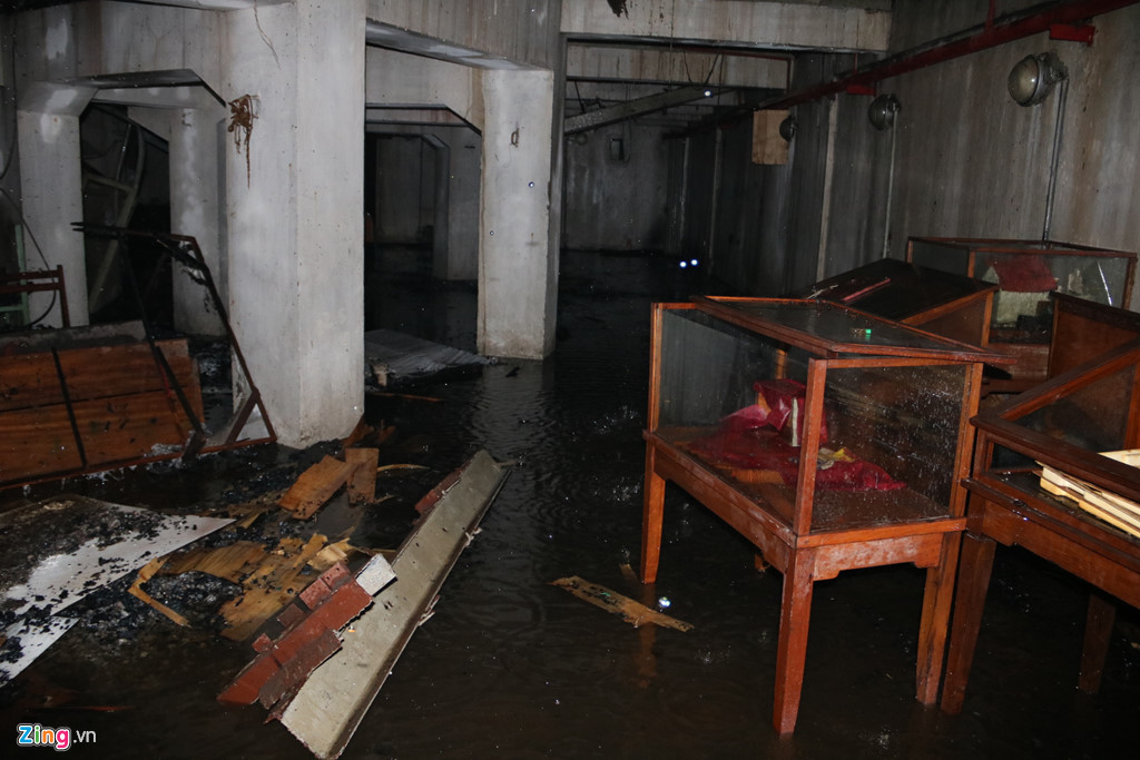 Phía trong sân khấu bị cháy rụi, lan cả xuống khu vực ghế ngồi.