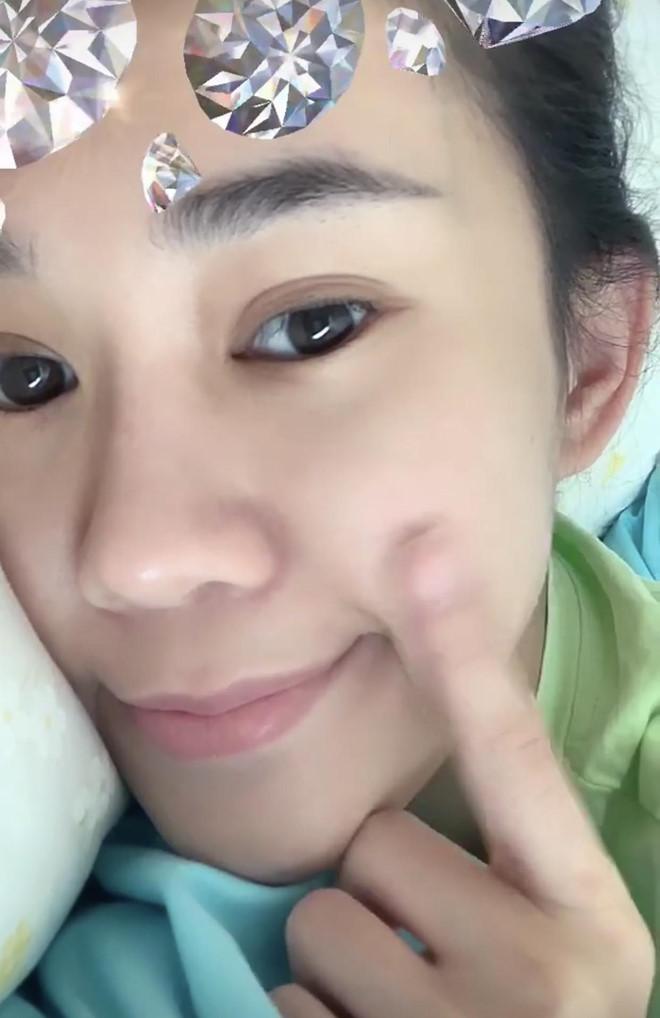 Trên trang cá nhân, hot girl Sài thành đăng clip khoe mặt mộc và thu hút được sự chú ý của dân mạng. Nhiều người vui đùa rằng Ngọc Thảo sở hữu nhan sắc "hack tuổi", dù sắp chạm ngưỡng 30 nhưng 9X vẫn giữ được làn da mịn màng, khỏe khoắn. Trong clip quay cận mặt, dễ dàng thấy Ngọc Thảo có sống mũi cao, đôi môi trái tim và đôi mắt to, tròn tự nhiên.