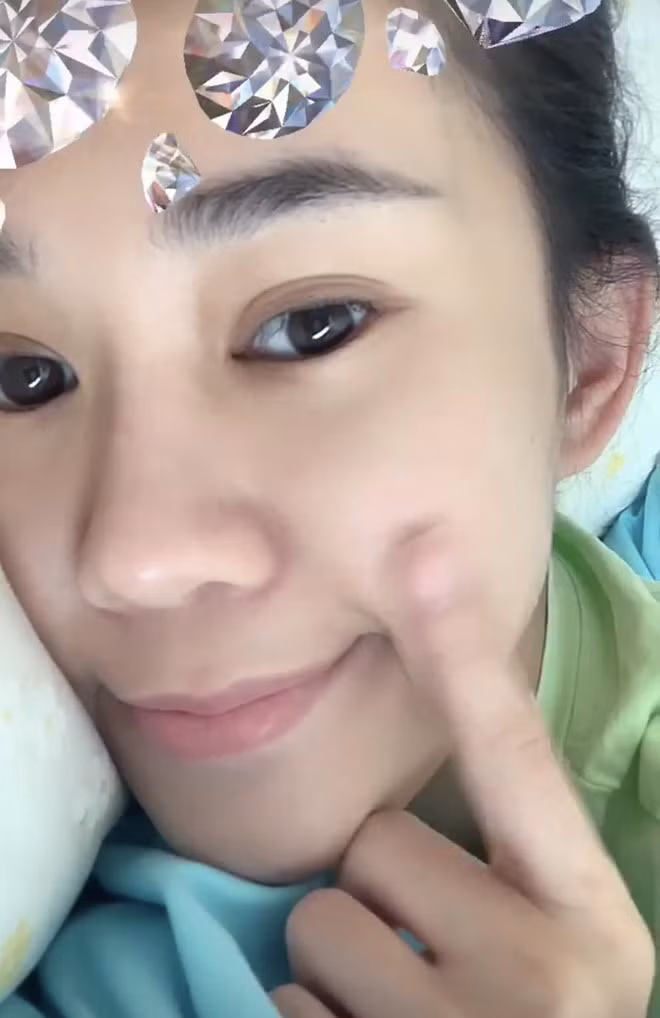 Trên trang cá nhân, hot girl Sài thành đăng clip khoe mặt mộc và thu hút được sự chú ý của dân mạng. Nhiều người vui đùa rằng Ngọc Thảo sở hữu nhan sắc "hack tuổi", dù sắp chạm ngưỡng 30 nhưng 9X vẫn giữ được làn da mịn màng, khỏe khoắn. Trong clip quay cận mặt, dễ dàng thấy Ngọc Thảo có sống mũi cao, đôi môi trái tim và đôi mắt to, tròn tự nhiên.